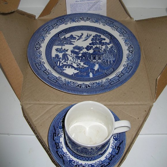 Vintage CHURCHILL BLUE WILLOW 3 pcs ~ Dinner Plate, Cup & Saucer Dinnerware NIB - Picture 1 of 6